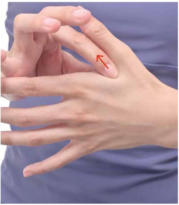 指の間を引っ張る