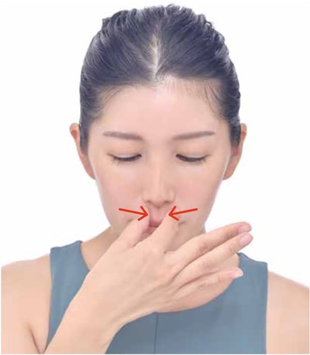 鼻の下を寄せて引っ張る