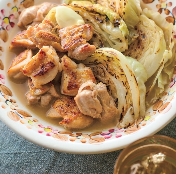 甘みが増したこんがりキャベツとやわらかなとり肉は抜群の相性「とりももとキャベツのバター焼き煮込み」