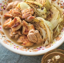 甘みが増したこんがりキャベツ＆とり肉は相性抜群！「とりももとキャベツのバター焼き煮込み」