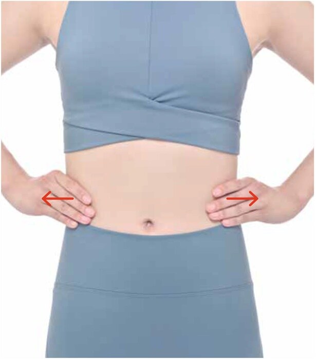 ウエストを寄せて引っ張る