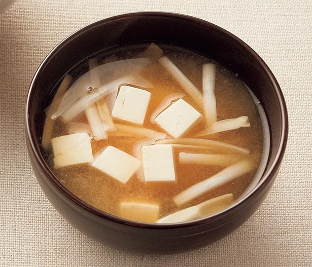 煮干しだし汁がおいしい「長ねぎと豆腐のみそ汁」