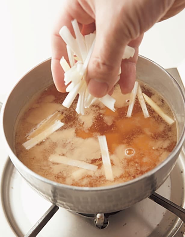みそ汁は、先に汁の味を決めてから具を入れると簡単