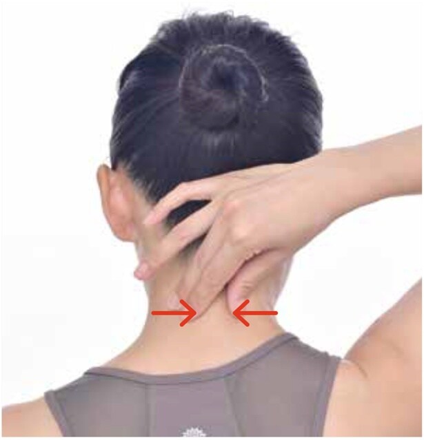 第7頸椎を寄せて引っ張る