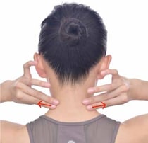 スマホを見ているときはどんな姿勢？ 「首こり」に指リンパ