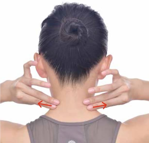 スマホを見ているときはどんな姿勢? 「首こり」に指リンパ