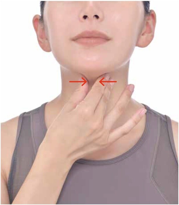 のどぼとけの上を寄せて引っ張る