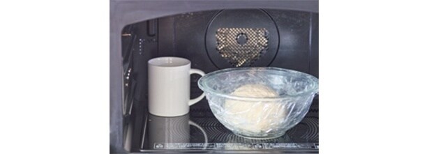 耐熱の大きめのマグカップに水1カップを入れ、ラップはかけずに電子レンジで2分加熱し庫内に置いたまま横に2を置く