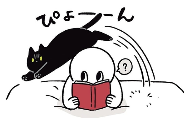 「ボク！ここにいるんですけど！」読書中の飼い主に存在アピールする黒猫ろん