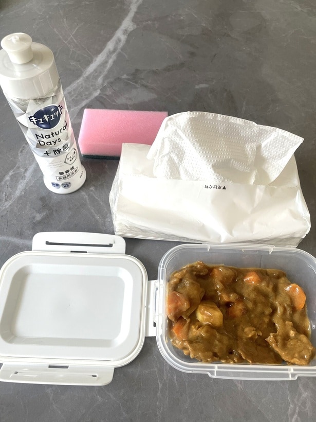 まずここにあるのはタッパーにいれたカレー。油汚れがなかなかとれないんですよね…(▶次へ)