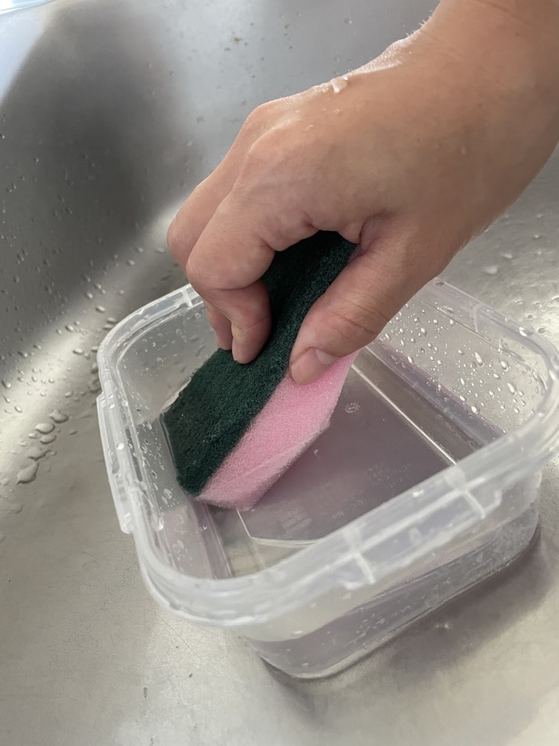 気になる部分もスポンジでサッとこするだけ(▶次はキッチンペーパーナシでもトライ)