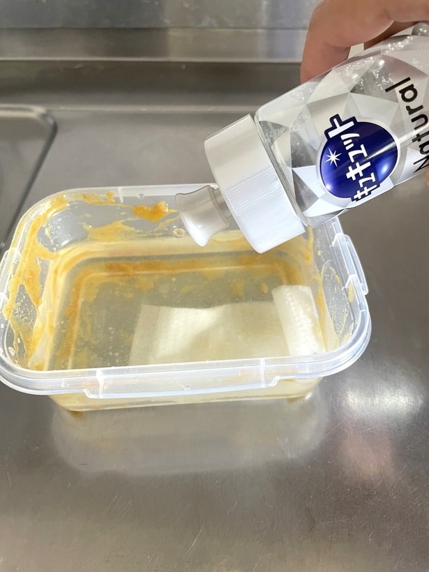 水と食器用の中性洗剤を数滴入れて…(▶︎次へ)