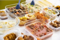 【驚きのビフォーアフター】 べったべたの油汚れがスッキリ！タッパーのカレー汚れが激落ちする「裏ワザ」