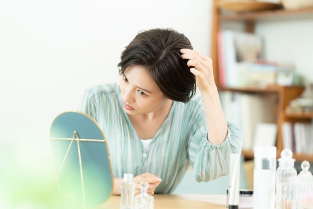 ポツポツ白髪は抜いてもいい? 白髪が増えたらブリーチもあり?白髪のお悩みQ&A