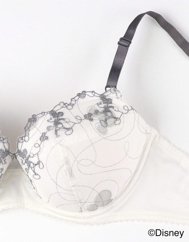 ラインタッチの「ミッキー」を取り入れたレースデザインがポイント!