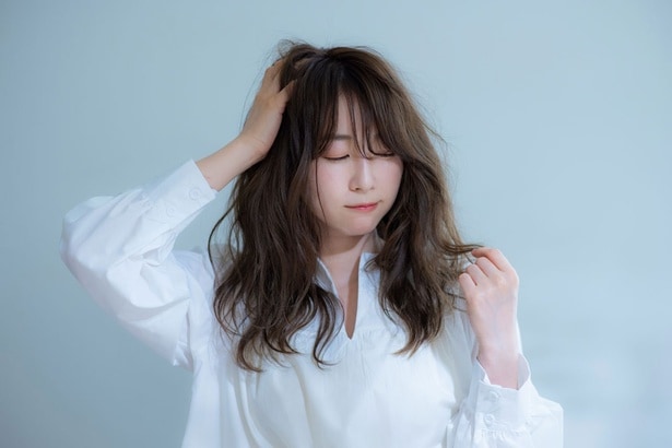 実は30代後半から始まっている! 白髪、薄毛、うねり…「老け髪」のお悩み解消Q&A