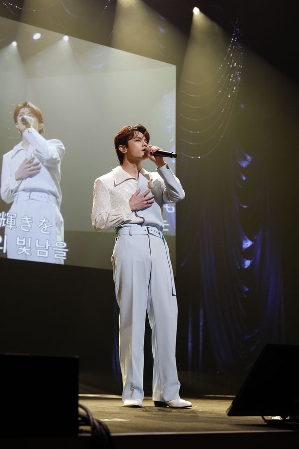 切なげに感情を込め熱唱するJuniさん