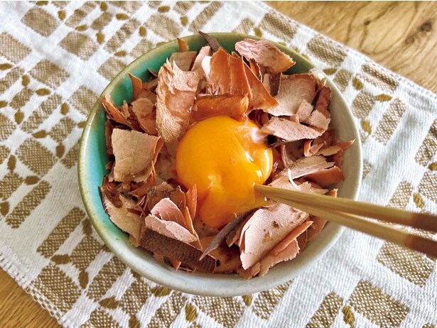 ご飯にのせて卵の黄身とからめれば、ぜいたくな朝ごはんに♪