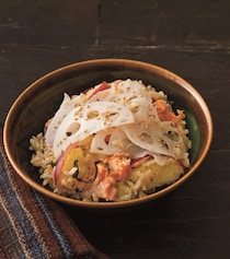 味の決め手は塩昆布＆バター！うまみとコクが効いた「鮭とさつまいもの炊き込みご飯」