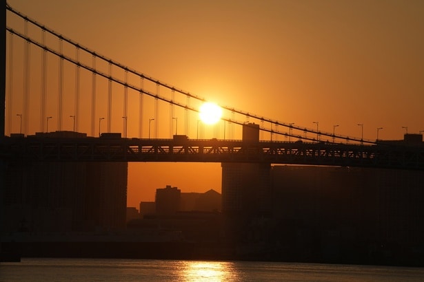 沈む太陽のほうが、昼間の太陽より大きく見えるのはなぜ?