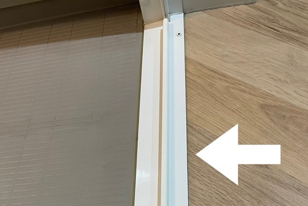 横からスライドさせるように押し込む