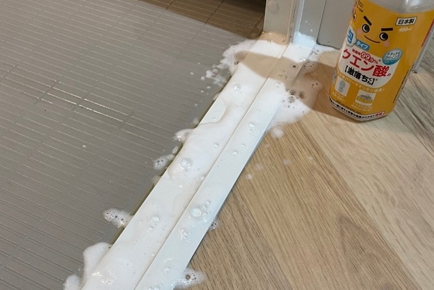 レールとパッキンにクエン酸スプレーをまんべんなく吹きかける　　　▶ここにも注意！