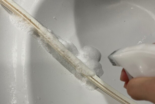 内側も汚れているので、しっかり吹きかけましょう　　　▶きれいになったら？