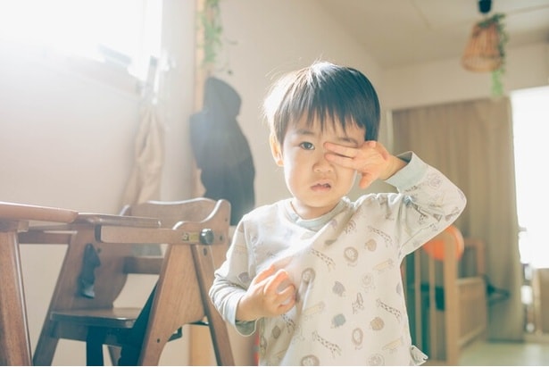 レトリバーを活用して二度寝…!?→保育園児のモーニングルーティーンが「かわいさ反則級」「尊い時間」