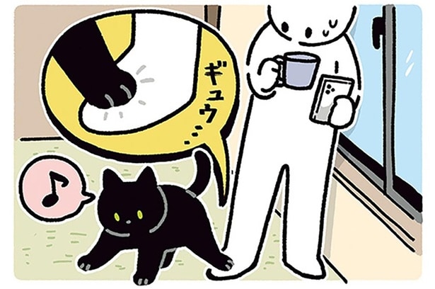 善意のサービス？飼い主の足を踏んでから通り過ぎる黒猫ろん