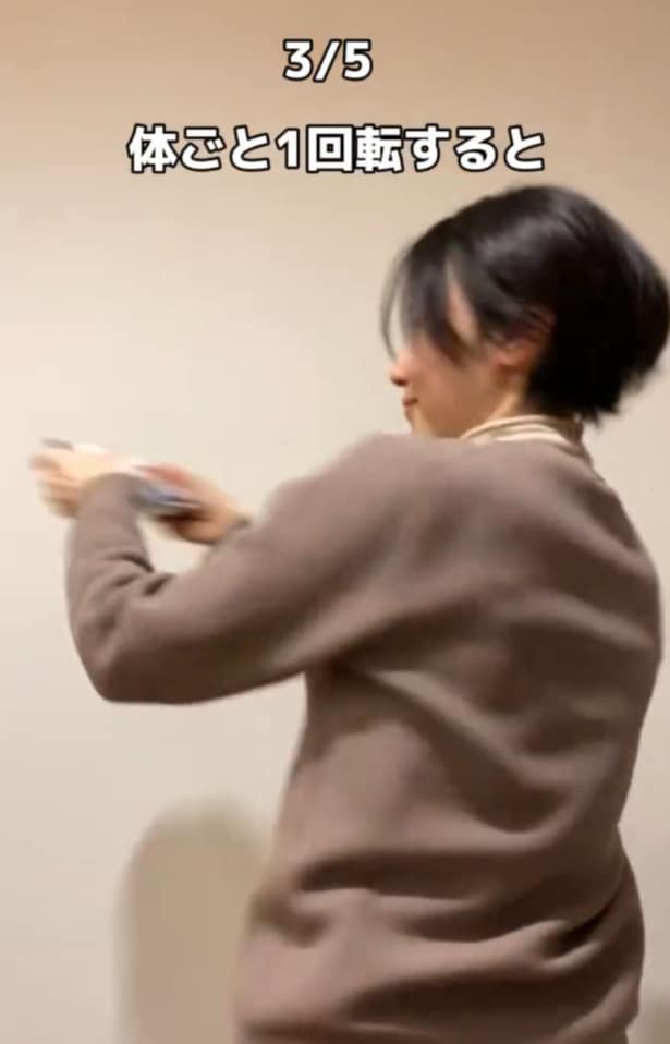 体を一回転すると豆腐がキレイに取れる！▶（次画像からスウェーデン女子・オーサが日本文化について学ぶ様子を描いた『北欧女子オーサ日本を学ぶ』が読めます）