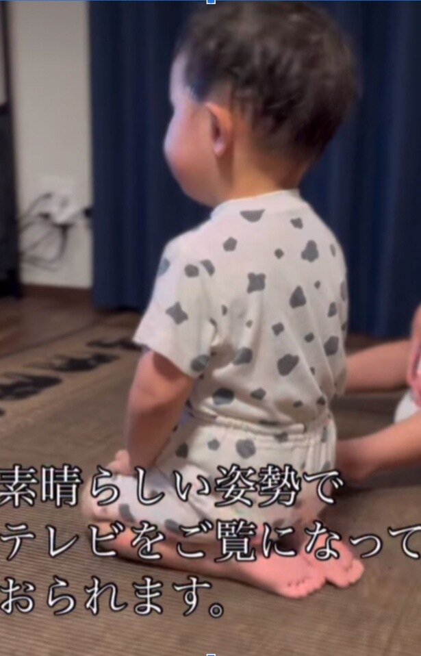 正座でテレビを見る、じんくん（⇒次へ）