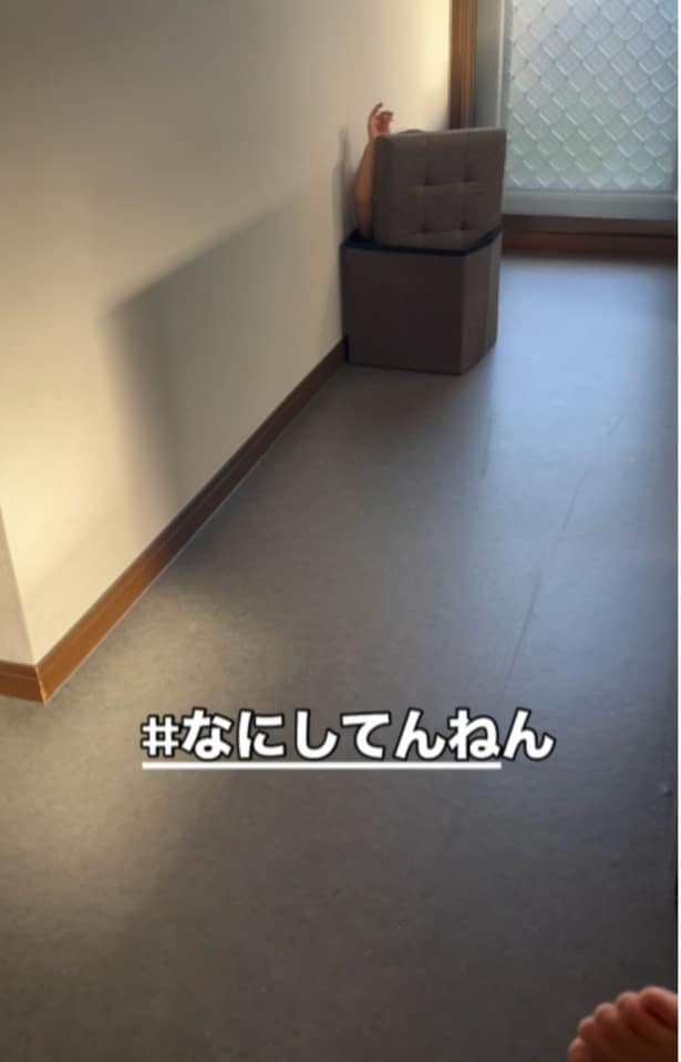 収納ボックスからチラリ▶（次画像から予想外の出来事が起こる保育士時代をおもしろおかしく描いた『保育士でこ先生6』が読めます）