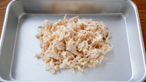 ⒉ささみをほぐします