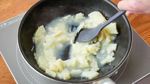 ⒊じゃがいもをつぶして、仕上げます