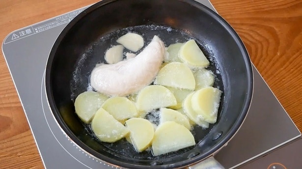 ⒈ささみとじゃがいもを茹でます