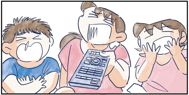 テレビを見て笑っている子どもたち