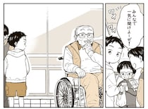 コンビニの前でカードゲームをする男の子たち。高齢の男性が話しかけると？