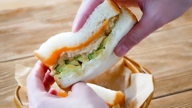 蒸気でふっくらと蒸し上がった食パンは、トーストとは全く違う表情を見せ、白くて繊細で耳までしっとりなめらか