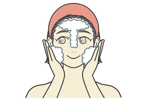 洗顔2　Tゾーンに泡をのせたら次に顔全体に泡をのせる
