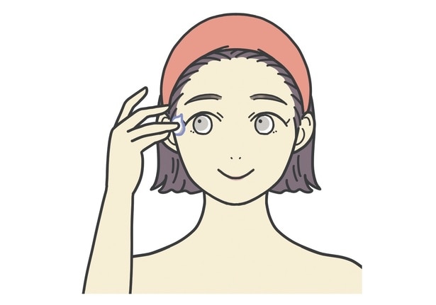 保湿剤の塗り方2　乾燥しがちな目もと、口もとに重ねづけ