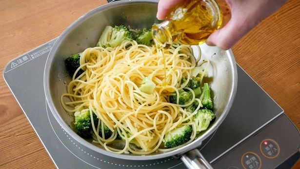 ⒊パスタを和えて仕上げます