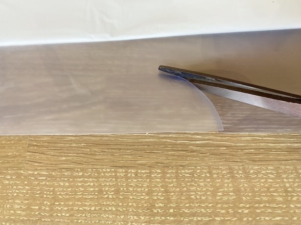 クリアホルダーの真ん中を半円形にカット（▶︎次へ）