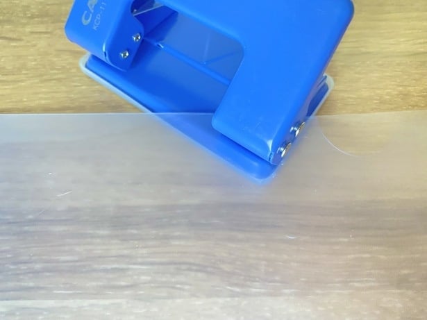 カットした側の反対側に、穴あけパンチで穴を開けて…（▶︎次へ）