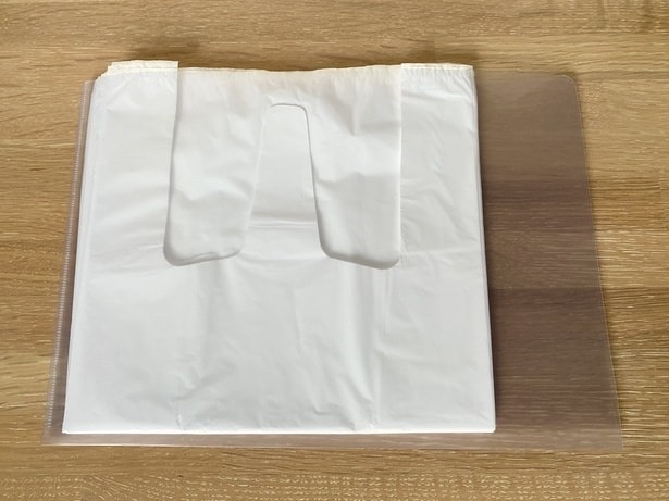 Sサイズ程度（約8リットル、500mlのペットボトルが5本程度入る）のゴミ袋（▶︎次は10リットルサイズ）