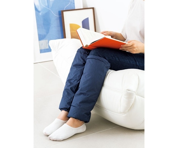 上下にゴムが入っており、上部には調整用のひもがついているので、ズレることなく足元を温めてくれます