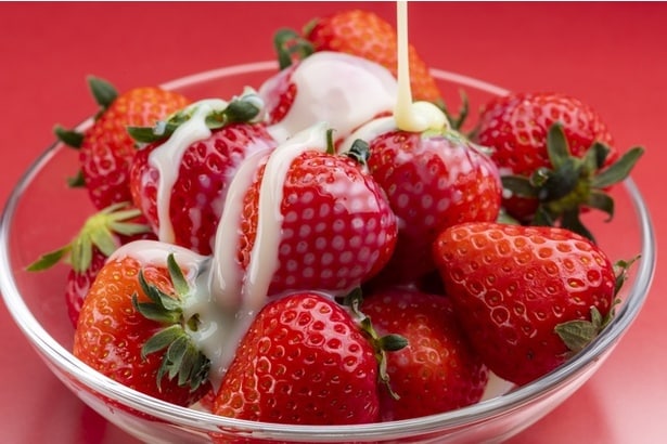 いちごに甘さをひとかけ!冬の定番「れん乳仕立てソース」を、今年は3種類のマイメロディ 限定デザインで