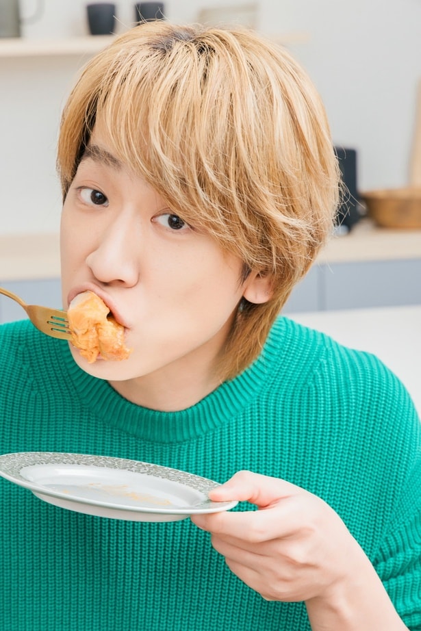 唐揚げを頬張る小山さん