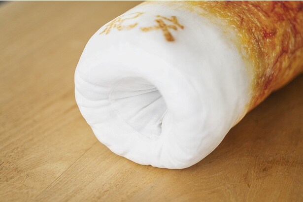 ちくわクッションには穴もしっかりあいてるんです。手を入れても気持ちいい！