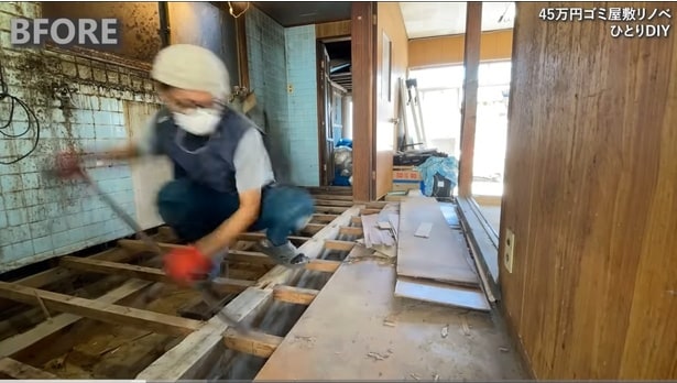 配管や床から修繕した元キッチンスペース▶汚いキッチンスペースが生まれ変わり…！？（⇒次へ）