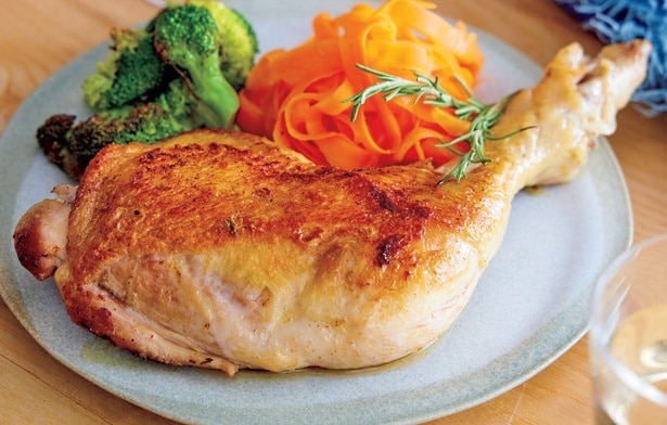 皮パリローストチキンキャロットラペ添え